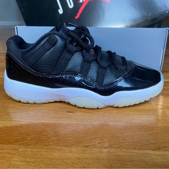 Jordan 11s, only worn 3 times. They come with force fields to prevent creasing main image 7